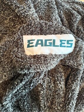 EUC LOGOBRANDS GRAY 50”x60” FLEECE PHILADELPHIA EAGLES BLANKET $50 RETAIL